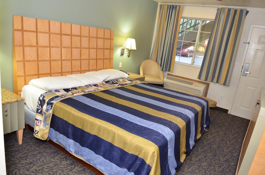 Econo Lodge Portland Airport Zewnętrze zdjęcie