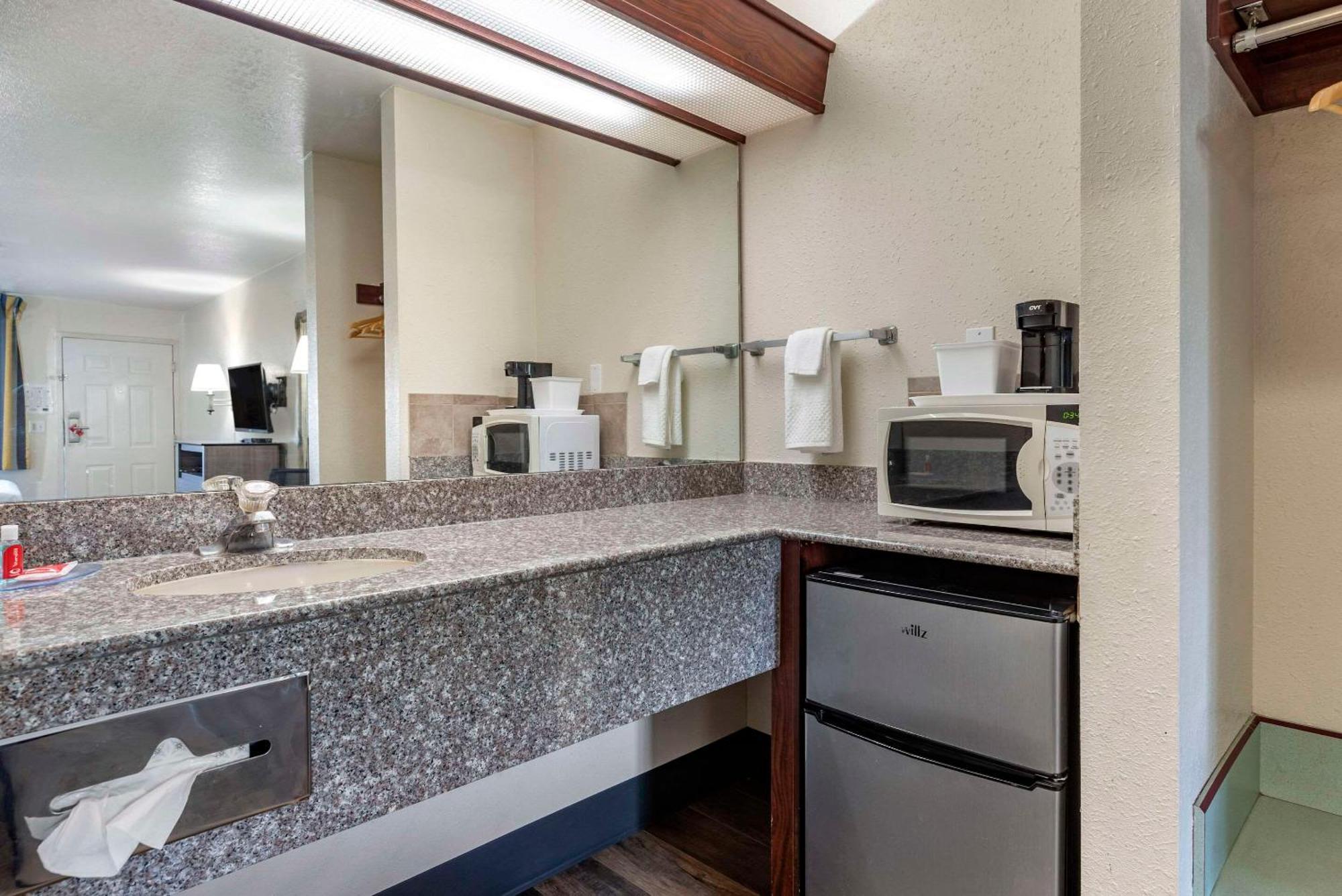 Econo Lodge Portland Airport Zewnętrze zdjęcie